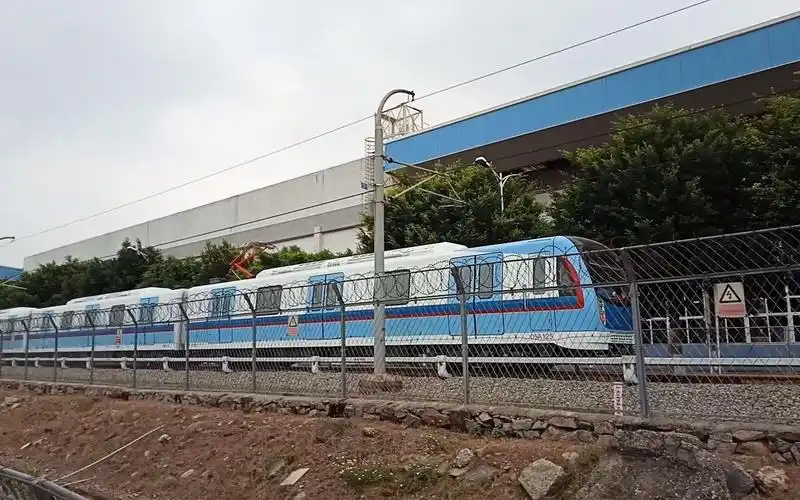 羊角新车广州地铁5号线增购l7型列车05125126鱼珠段试车线试车