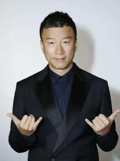 孙红雷出道已经很多年了,年轻的时候也是一个帅小伙子,如今已经成了