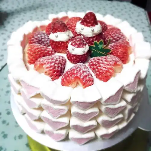 草莓棉花糖鲜奶蛋糕