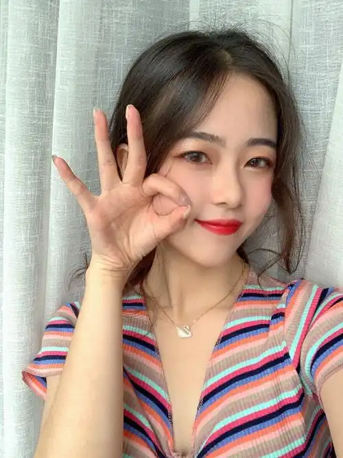 如何好看的自拍手势和表情和重要哦