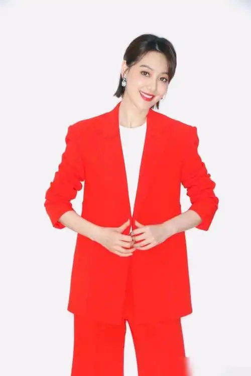 美女主播王冠穿职业装发布九宫格照片,网友:优雅大方,太美了