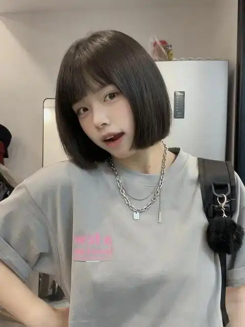 短发女生的时尚秘诀:"一刀切"发型打造清爽干练形象