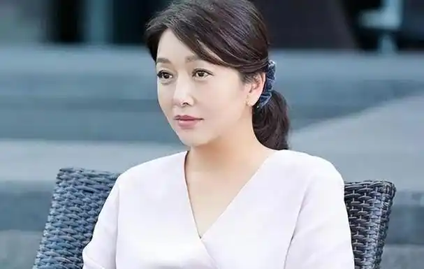 回顾靳东:与离过婚的江珊同居5年,为何又转身娶了二婚的李佳?