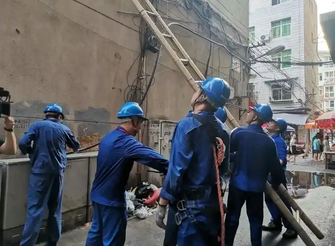 抢修现场:9位电力工人奋战5个小时……_腾讯新闻