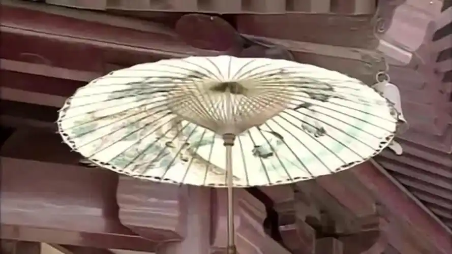 许仙雷峰塔前,白娘子施法雨伞,这段太虐心,儿时好想有这把伞