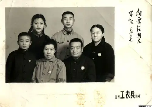 小编收集了论坛中许多优秀的全家福照片, 他们有的是在几十年前的老