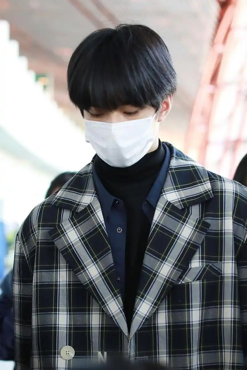 越是素颜的时刻越能检验真正的帅哥! 刘耀文素颜吃饭状态一整个绝了!