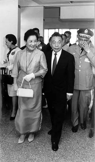 蒋经国私房照首曝光