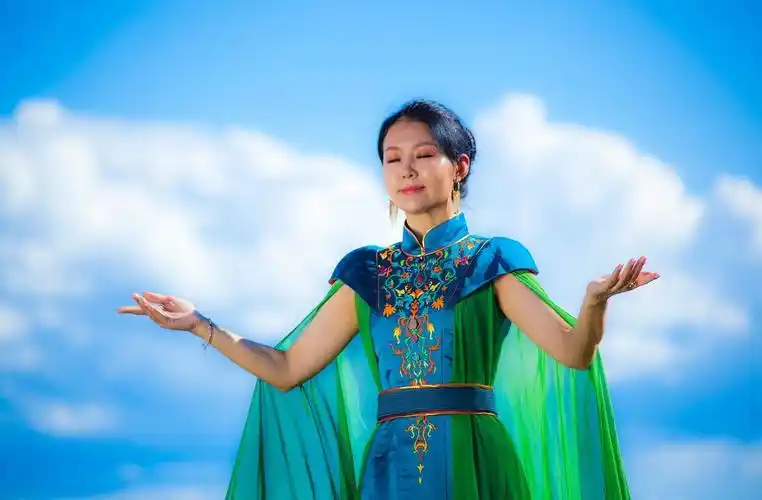 青年歌手萨日娜首部作品绿度母赞一首好听的佛歌净化一切烦恼