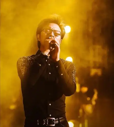 16年前的汪峰有多帅模样青涩发型前卫摇滚范十足