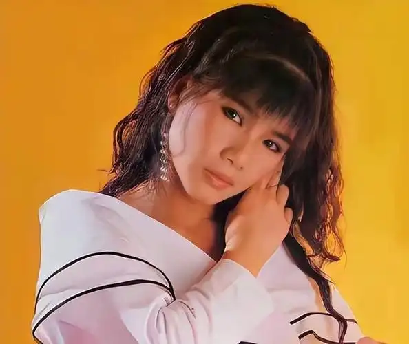 她被称为甜歌皇后曾与邓丽君齐名28岁嫁粉丝婚后患病险自杀