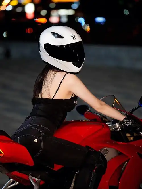 机车女骑女孩子戴白色头盔太高级啦