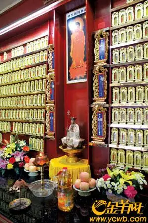 记者走马珠三角一些寺庙,发现有些寺庙里的功德堂可摆放先人纪念牌位