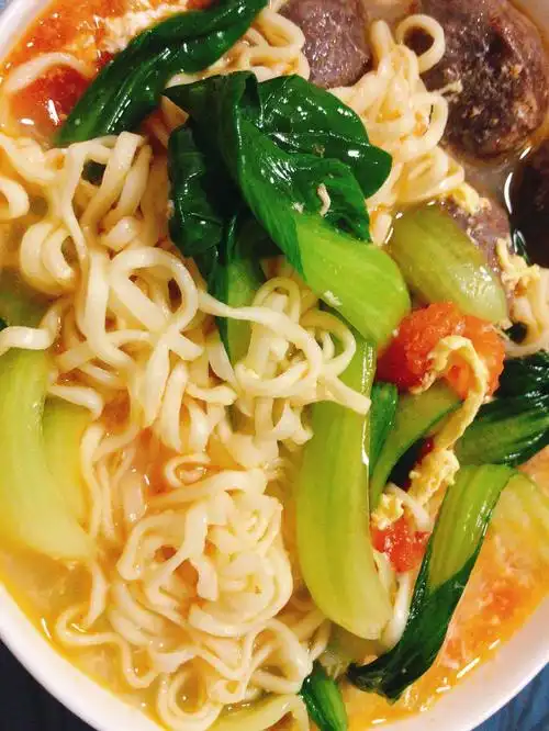 1准备好面条,西红柿,鸡蛋 丸子 青菜洗净.2把西红柿,顶部割个十字.