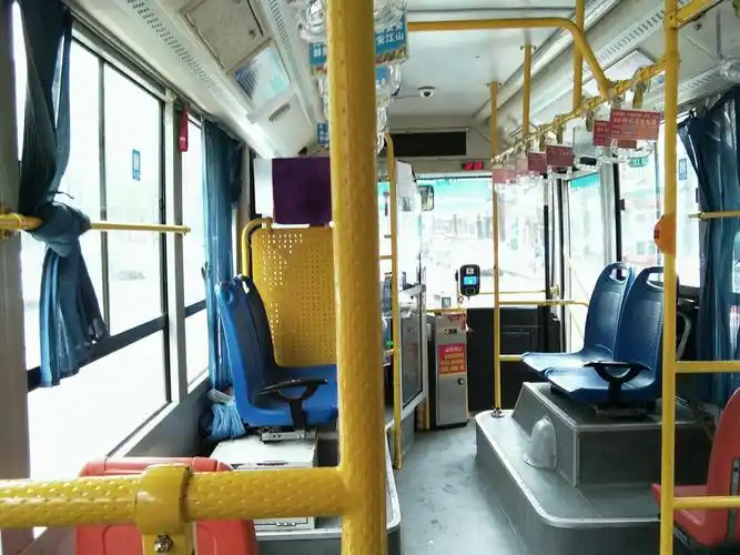 8回学校坐的公交 :p好像包车,车上就我一个人hhh.