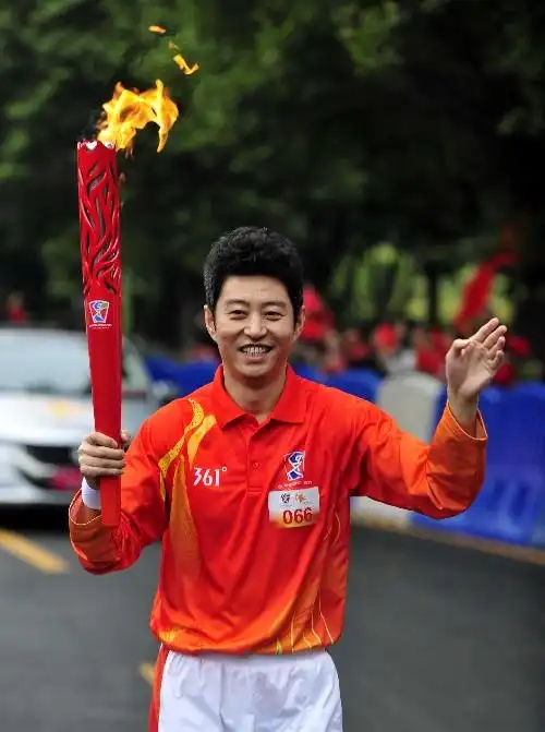 图文:亚残运会圣火传递珠岛收官 火炬手徐经纬