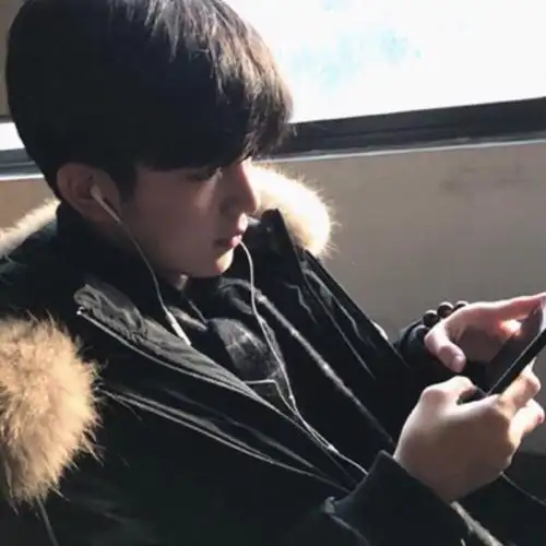 李挽忱男头侧脸温柔