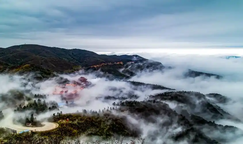 云雾漫山中(阳明山云海)