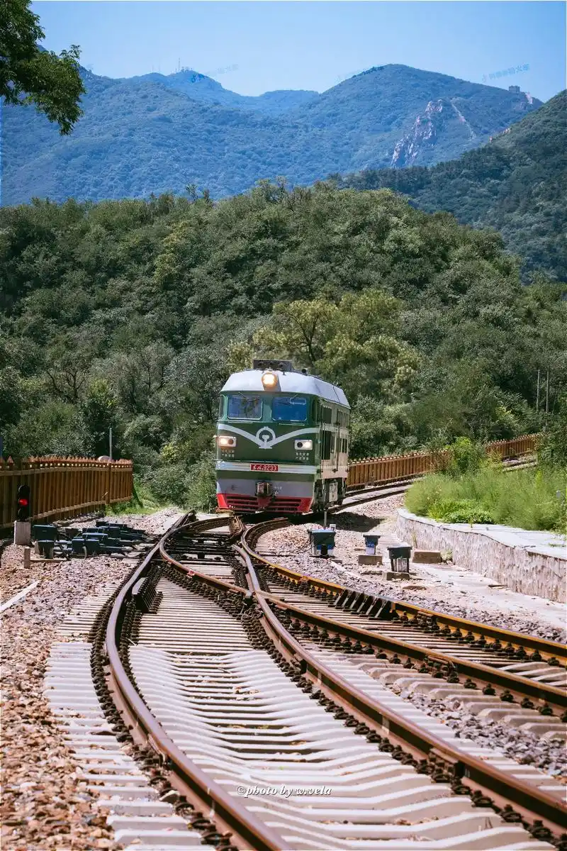 人字形铁路 完成防汛任务的热备救援机车 df4b-9233 - 抖音