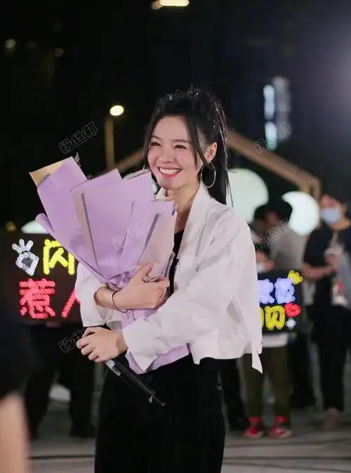 "鱼闪闪"的歌声干净利索咬字清晰,还很有爆发力,虽