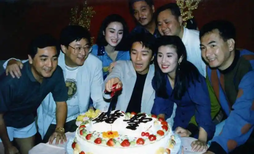 于是他斥资为凌宝儿买下了半山区宝云道12号的峰景花园,并邀请自己的