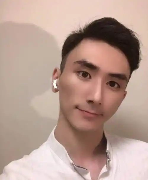 丘梓谦的哥哥丘竣霆(原名丘梓宏),也是出演过不少tvb剧的童星.