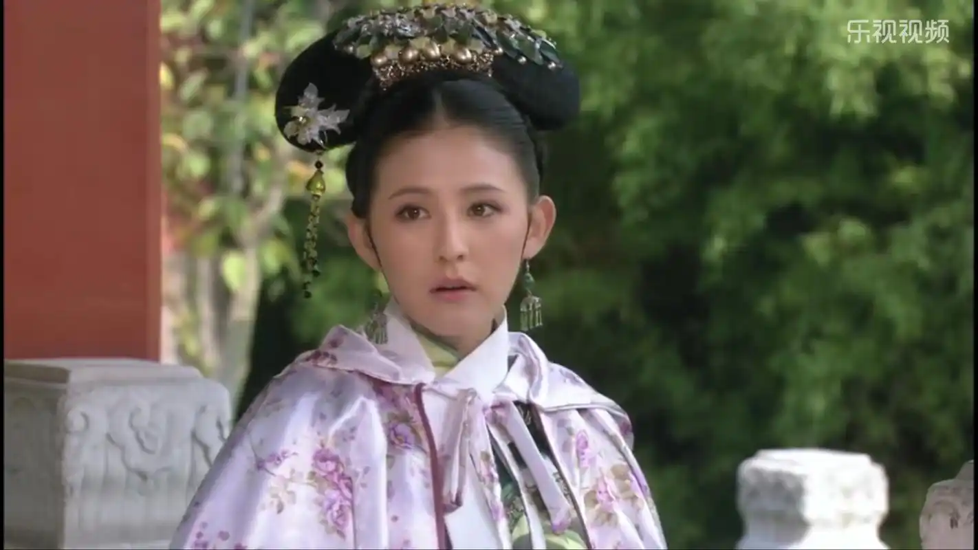 甄嬛传:叶澜依第一天晚上侍寝后,谁注意她半夜拿出来的项链了?