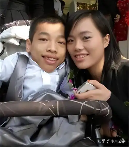 身高不足1米骨折30多次的袖珍总裁赚3亿娶美女秘书生子