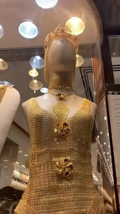 迪拜这一身"黄金甲",很好的诠释了"穿金戴银"这个成语!