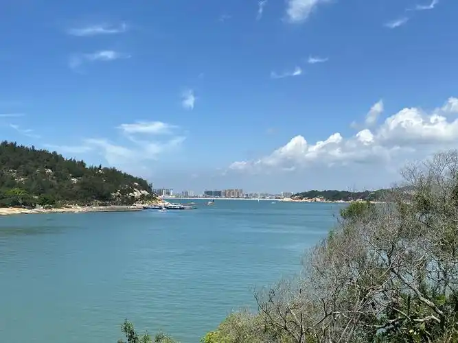 东门屿,也叫塔屿,是一个近似"土"字形的岛屿.她坐落在漳州市东山岛铜