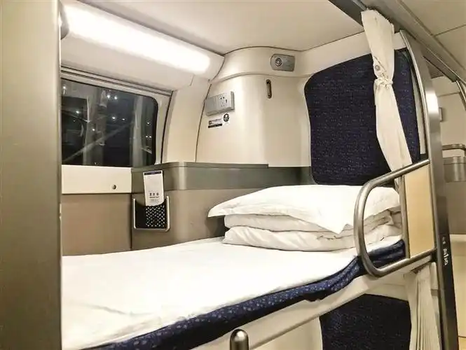 纵向卧铺动车d904次列车车厢内部.