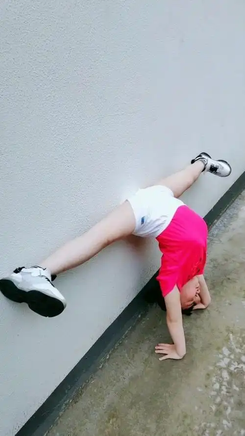 这倒立一字马真是逆天啦0591