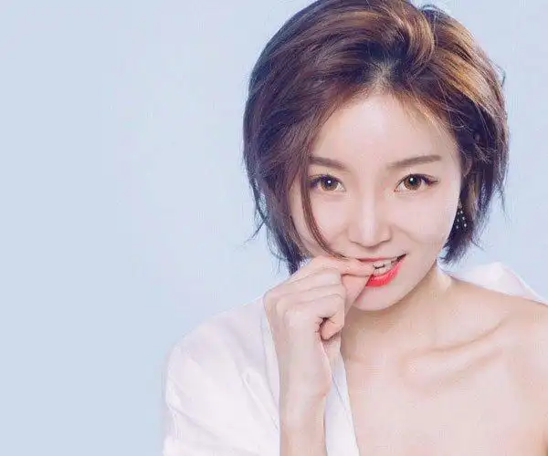 小潘潘学猫叫真名叫潘文凤 对待音乐很执着的人