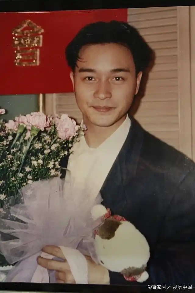 张国荣逝世16周年 粉丝鲜花悼念 唐鹤德晒旧照缅怀哥哥