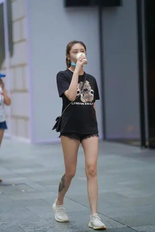 穿黑t恤的时尚女生