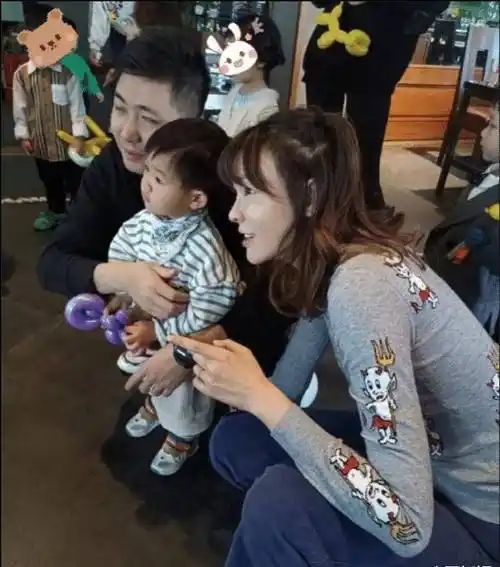 原创原创李艾夫妇携子参加生日会一家三口同框合照张徐宁眨眼成亮点