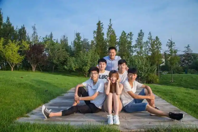 我们现在讲怎么坐着拍,和下图一样从前往后按照3人,2人,1人的阵势摆成