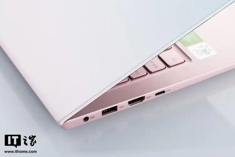 接口方面,华硕adolbook13右侧为读卡器接口,3.5mm读卡器接口和usb 2.