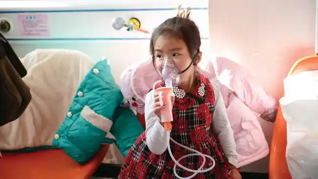 内地流感近期高发期,图为小孩正进行雾化治疗.