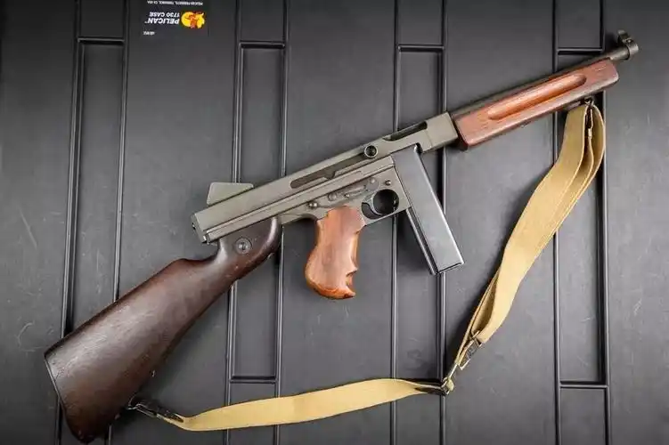 汤普森冲锋枪二战战场和上古黑帮片里的扫敌利器