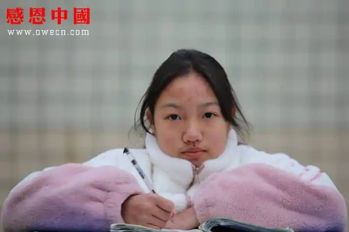 来凤第二实验小学六年级bhbeslfdesyxx012,照片中的女孩2012年6月1日