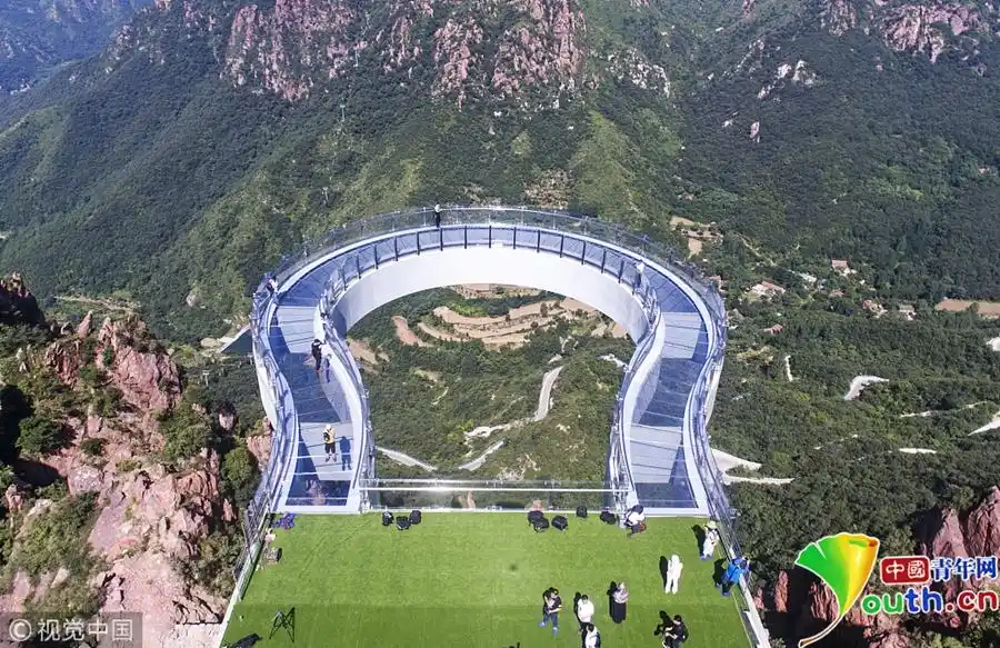 世界最长高空玻璃环廊建成 伸出悬崖30米 (1/5)