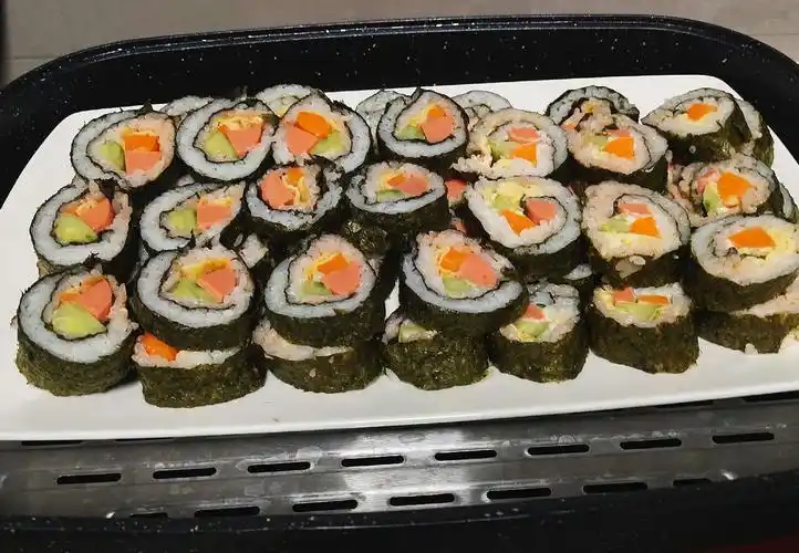 寿司 自制寿司:米饭,黄瓜,火腿,胡萝卜,酸萝卜,鸡蛋饼,海苔,番茄沙司