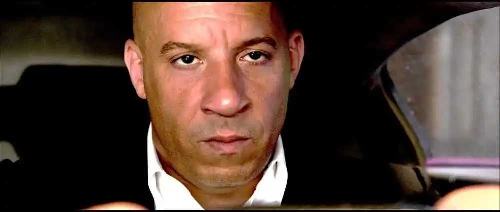 这个叫vin diesel(范·迪塞尔),在片中饰演多米尼克·托雷托.