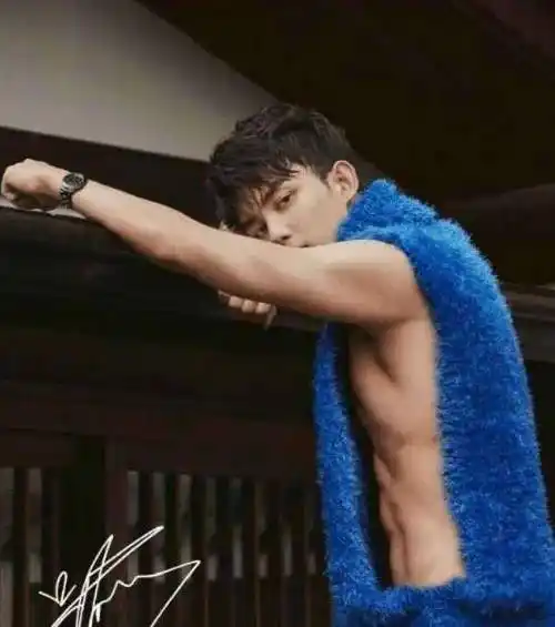 秀"腹肌"李现,易烊千玺,白敬亭,看到最后:我忍不住笑了!