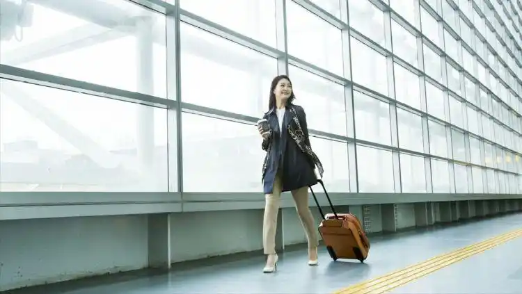 老婆去外地出差,无意间看到朋友圈的照片,我果断离婚!