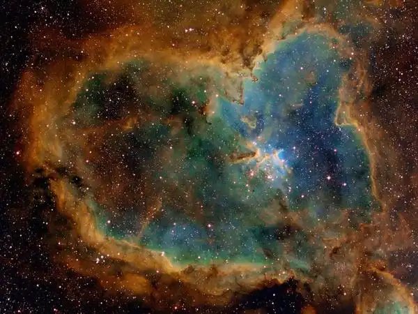 摄影师鲍勃·弗兰克在美国亚利桑那州奇诺谷拍摄的心形星云,景象蔚为