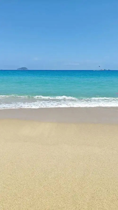 亚龙湾 蓝天大海洁白沙滩