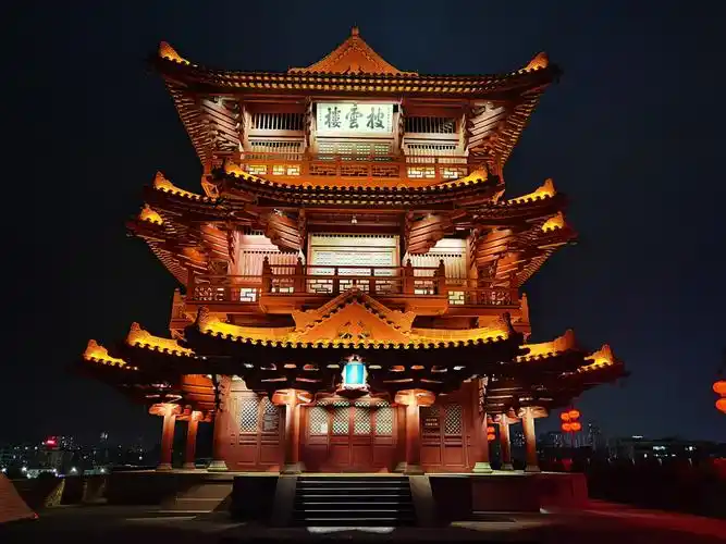 肇庆披云楼夜景光影的流动