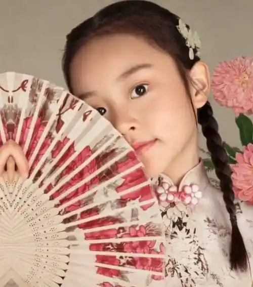 8岁贾云馨变了模样,浓眉大眼好萌,这颜值像极了爸爸贾乃亮